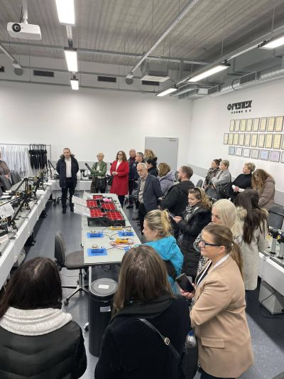 Zebrani na konferencji podczas zwiedzania fabryki