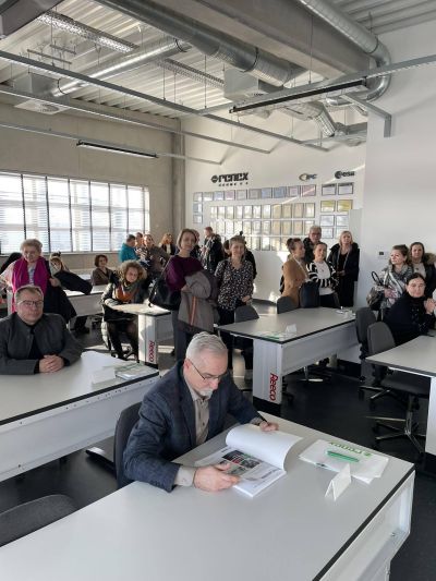 Zebrani na konferencji podczas zwiedzania fabryki