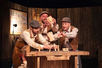 Trzech aktorów na scenie podczas spektaklu "Pinokio".