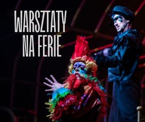 Aktorzy w barwnych kostiumach na scenie. Napis: warsztaty na ferie.