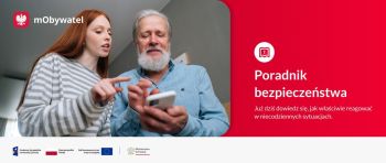 Dziewczyna i starszy mężczyzna spoglądają na ekran smartfona na banerze Poradnik bezpieczeństwa w mObywatelu.