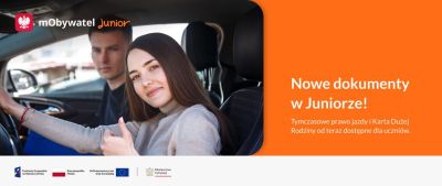 Dwoje młodych ludzi w samochodzie. Kobieta za kierownicą unosi kciuk w górę. Baner z logotypami.