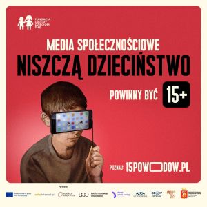 Chłopiec z zakrytymi oczami przez smartfon i napis: Media społecznościowe niszczą dzieciństwo.