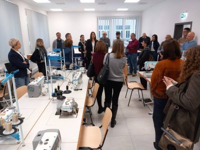 Uczestnicy wizyty podczas wizyty w Branżowym Centrum Umiejętności przy Zespole Szkół Kreowania Wizerunku