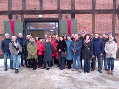 Uczestnicy wizyty pozujący do wspólnego zdjęcia