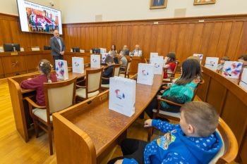 Marszałek województwa i dzieci w sali urzędu.