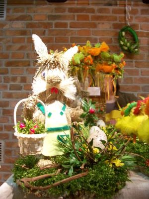Zajączek wielkanocny ze słomy i inne ozdoby świąteczne.
