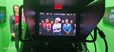 Uczestnicy wizyty widziani z kadru kamery