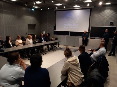 Uczestnicy wizyty podczas wizyty w planetarium