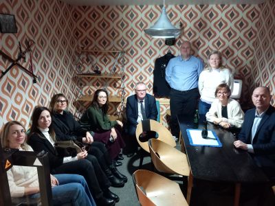 Uczestnicy wizyty pozujący do zdjęcia