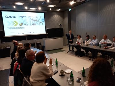 Uczestnicy wizyty siedzący na zorganizowanym spotkaniu