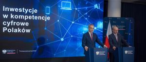 Dwóch ministrów przy mównicach i banerze "Inwestycje w kompetencje cyfrowe Polaków"