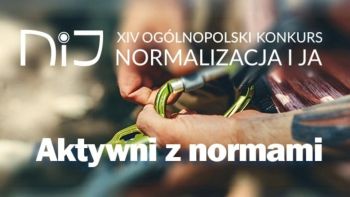 Zbliżenie na dłonie i karabińczyk na banerze konkursu „Normalizacja i ja” - Aktywni z normami.