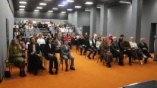 Publiczność siedząca na widowni.