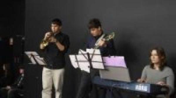 Troje uczestników konkursu na scenie z trąbką, gitarą i syntezatorem.