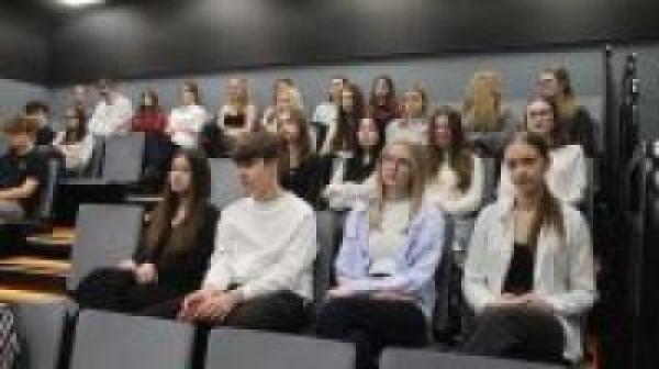 Elegancko ubrana młodzież na widowni.