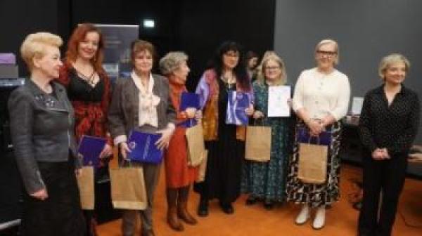 Dorośli nagrodzeni pozują do zdjęcia