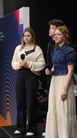 Troje nastolatków na scenie.