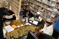 Osoby siedzące przy stole