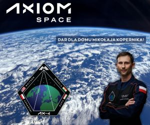 Z prawej strony młody mężczyzna - astronauta oraz naszywka z misji na stację kosmiczną, na tle Ziemi.