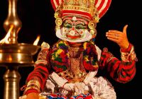 Człowiek w kolorowej masce indyjskiej.