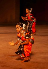 Dwie osoby w barwnych strojach i makijażach.