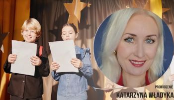 Dzieci trzymające teksty na scenie. W kole portret kobiety. Napis: prowadzenie Katarzyna Władyka.