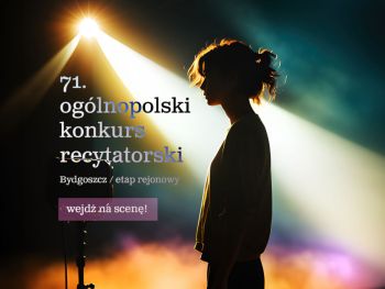 Kobieta w świetle reflektora scenicznego.