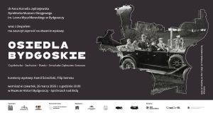 Grafika czarno-biała z informacjami o wystawie wraz ze zdjęciem kilku osób w starym samochodzie.