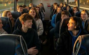 Uczniowie w autokarze.