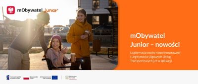 Trzy osoby, w tym jedna na wózku inwalidzkim oraz logotypy na banerze "mObywatel Junior - nowości"