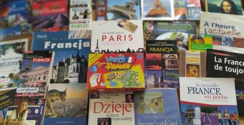 Okładki książek i gier o Francji i kulturze francuskiej.