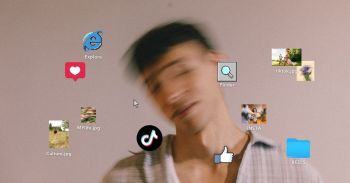 Rozmazana postać nastolatka, wokół głowy ikony internetowe, m. in. mediów społecznościowych.