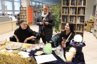 Osoby siedzące przy stole