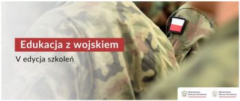 Żołnierze w mundurach polowych z polską flagą na ramieniu - baner naboru szkół do V edycji szkoleń.
