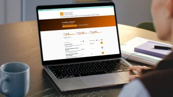 Ekran laptopa wyświetla stronę internetową.