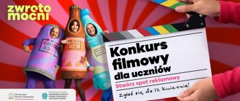 Plakat konkursowy z klapsem filmowym i aktorami w strojach - opakowaniach zwrotnych.