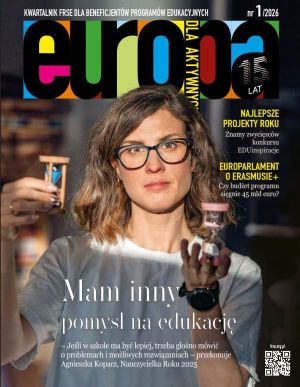 Okładka nr 1/2026 "Europy dla Aktywnych" z portretem kobiety trzymającej dwie klepsydry.