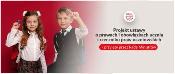 Dziewczynka i chłopiec w odświętnych ubraniach na banerze projektu ustawy o prawach i obowiązkach ucznia.