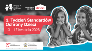 Dwie dziewczynki śmieją się i zakrywają usta dłońmi, obok informacje o wydarzeniu.