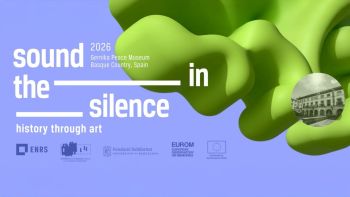Zabytkowy budynek i logotypy organizatorów na banerze projektu „Sound in the Silence” 2026.