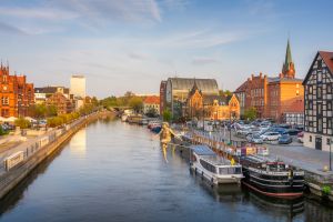 Widok na zabudowę miejską i rzekę.