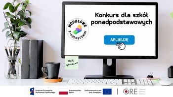 Biurko z komputerem. Na ekranie "Konkurs dla szkół ponadpodstawowych. Modułowe e-podręczniki".