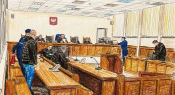 Sala rozpraw z sędziami, prokuratorem, obrońcami i oskarżonym. Rysunek kredką.