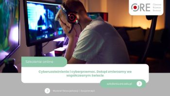 Młody mężczyzna w słuchawkach opiera głowę na dłoniach, kryjąc w nich twarz. Przed nim trzy monitory.