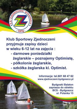 Plakat klubu sportowego z żaglówkami kl. Optimist na akwenie.