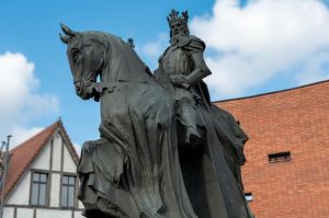 Rzeźba króla Kazimierza Wielkiego na koniu.