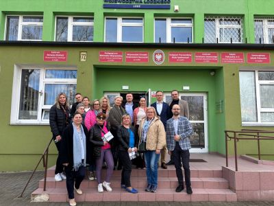 Uczestnicy wizyty pozujący do zdjęcia