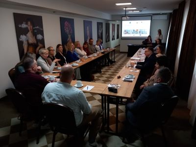 Uczestnicy wizyty siedzący na zorganizowanym spotkaniu