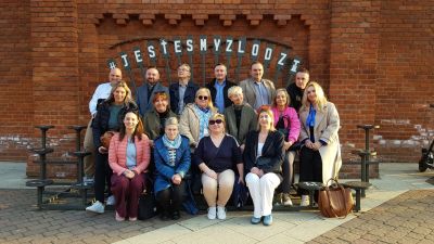 Uczestnicy wizyty pozujący do zdjęcia